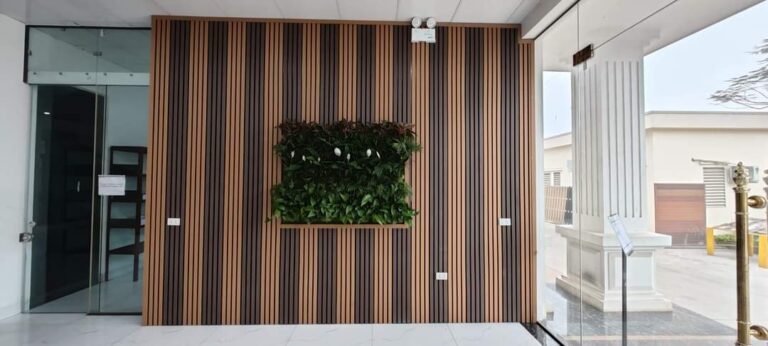 Làm mới không gian văn phòng với tấm gỗ nhựa ốp tường
